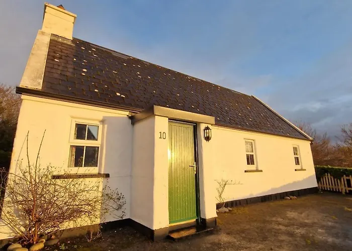 Traditional 2 Bedroom Cottage photo
